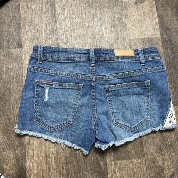 Celebrity Pink Blue Jean Shorts with Crochet Details Size 3 - Picture 5 of 6